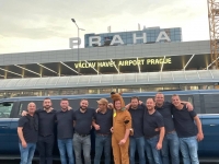 Abholung am Flughafen mit einem Hummer mit Strip